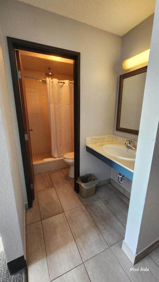 The Oasis Hotel & Bar Sheboygan Falls ภายนอก รูปภาพ